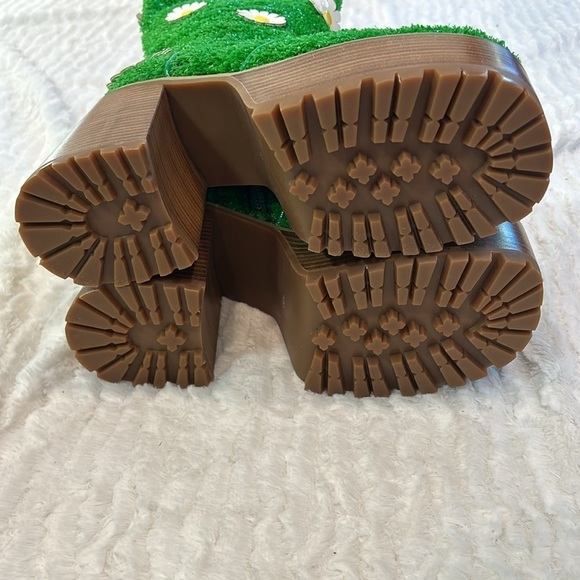 DELIA*S BY DOLLS KILL IT’S ALWAYS GREENER Turf PLATFORM BOOTS size 10 new - Picture 7 of 7